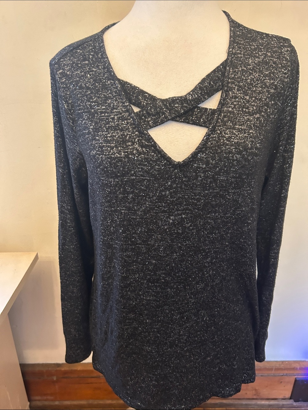 Bobeau Crisscross V-Neck Long Sleeve Sparkle Black top Size M EUC